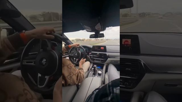 Ахмед Wengallbi суетит на BMW M5