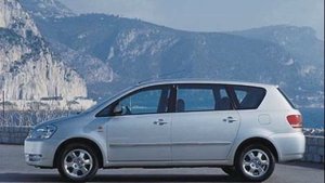 toyota avensis verso