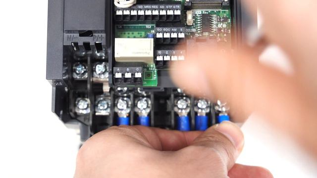 Przetwornica częstotliwości FR-E800 lekcja 1: Podpięcie obwodów siłowych смотреть онлайн