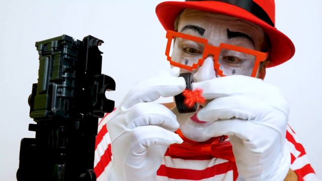 Игрушки машинки и игры для детей. Веселый Клоун Гоша нашел Бензовоз! Сборка и распаковка машинки смотреть онлайн