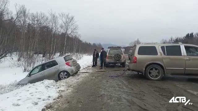 Сахалинцы вытащили авто девушки, слетевшей в кювет смотреть онлайн