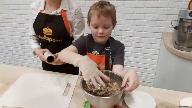 МАКАРОНС кулинарная студия Готовим с детьми Домик из печенья смотреть онлайн