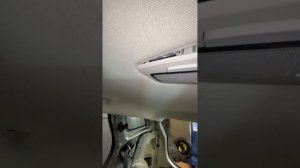 Kia Sportage 2022 снятие центрального плафона освещения салона