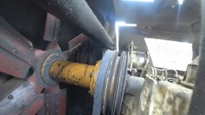 Бульдозер Shantui SD16L бежит масло