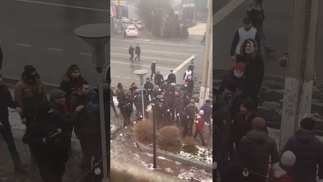 Протестующие в Алма-Ате на улице отобрали оружие у полицейского