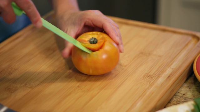 Cooking Guru S2E2 Heirloom Tomato Caprese Salad & Homemade Pesto смотреть онлайн