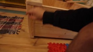Большой деревянный ящик для хранения чего-нибудь (сундук/ларь)