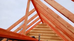 Установка кровли на деревянный сруб из оцилиндрованного бревна Малиновка