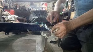 Сгнивший низ крыла Фокус2. Ремонт жестянки сваркой.