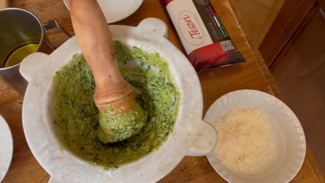 TWO PESTO RECIPES, ONE WITH A SECRET INGREDIENT | NYC Danceitalia make a home in Lucca: Motore 592 смотреть онлайн