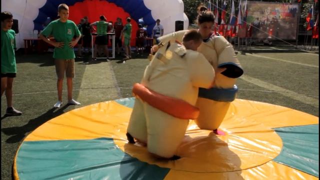 костюм сумоиста надувной СМЕШНО день физкультурника ВЛОГ смотреть онлайн