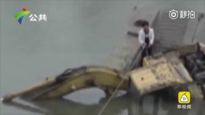 Китаец установил на плот экскаватор и едва не утонул