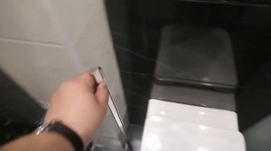 Душевое ограждение из серого стекла в нишу. Дизайн мужской душевой комнаты. Размеры 1026x1900 мм