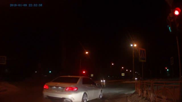 Автохам на IRK.ru: Mercedes-Benz на красный смотреть онлайн