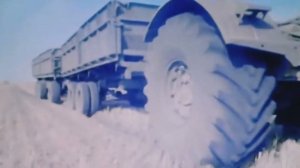 Полевые работы на тракторах Т-150к и Кировец в советское время. 1986 год. Архивы СССР.