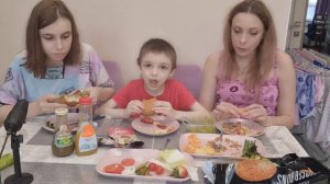 Готовим и едим бургеры. Дочь не моет руки. Есть ногами!?