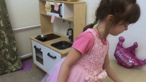 Лиза и папа играют в ресторан / игры в повара в кафе