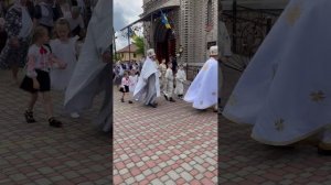Украинские священники (ПЦУ) поют  марш националистов «Червона калина» во время крестового хода
