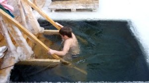 Крещение. купание в проруби👍Крещение в проруби видео