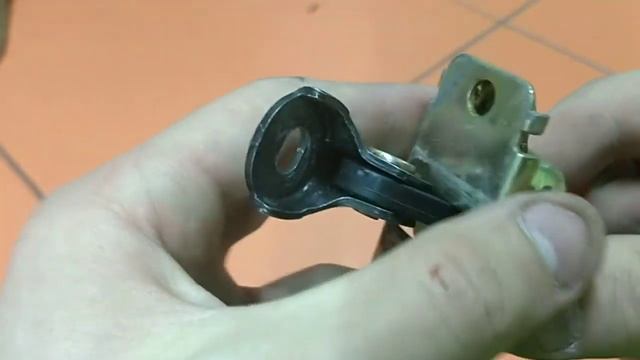 Как правильно поменять втулки ограничителя двери Mazda 6gg смотреть онлайн