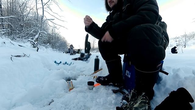 В ЭТОЙ ТОЛПЕ ЛОВЯТ ВСЕ И НА ВСЁ!первый лед 2022. зимняя рыбалка 2022 на поплавок смотреть онлайн