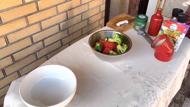 Вкусная семга в томатном соусе?с овощами на мангале,креветки в соевом?и молодая картошка ..??