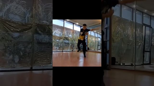 #брейкданс #breakdance #powermove #combo #повермов #dance #танец#spin#bboy#bboys смотреть онлайн