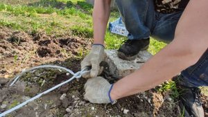 Вытаскиваем бетонные столбы из земли ручной лебедкой.