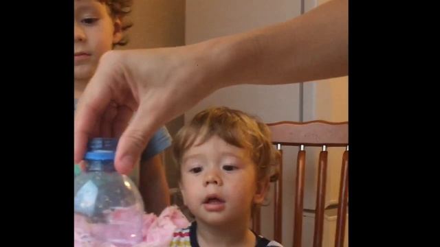 Игры с детьми дома! ПЕННАЯ ЗМЕЯ! Увлекательные эксперименты для детей! смотреть онлайн