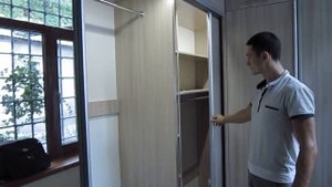 Шкаф-купе встроенный в интерьер, а в него встроенный холодильник