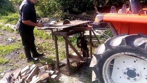 Пилим дрова на механической циркулярке