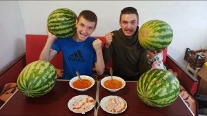 БОРЩ С САЛОМ И БОЛЬШОЙ АРБУЗ КТО ПЕРВЫЙ БЫСТРЕЕ СЪЕСТ ВСЮ ЕДУ. ВЕСЕЛЫЙ ВЫПУСК СМОТРЕТЬ ДО КОНЦА