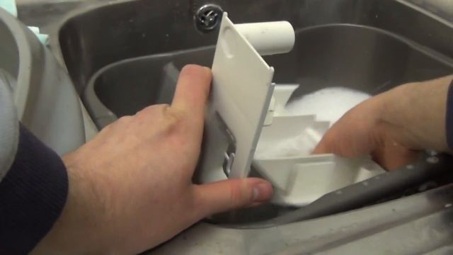 How to : Remove and clean detergent drawer on Indesit Washing Machine смотреть онлайн
