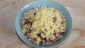Салат из колбасы, яиц и грибов