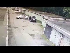 В Санкт-Петербурге женщина эффектно заехала в гараж
