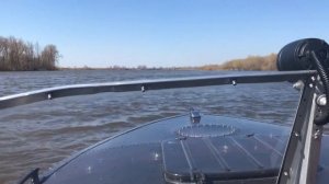 Прогресс, 2 мотора чайки и Десна Twin Mercury 30 boat and gulls on the river