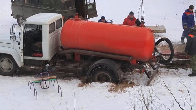 Грузовик ГАЗ-3309 КО-503В застрял в песке / Russian cesspool truck GAZ-3309 KO-503V stuck in sand смотреть онлайн