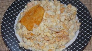 Салат яичный с чипсами и кукурузой