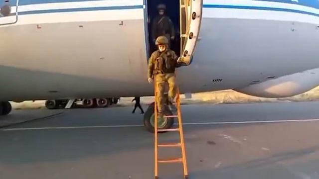 Колонна российской техники едет в Нагорный Карабах по территории Армении смотреть онлайн