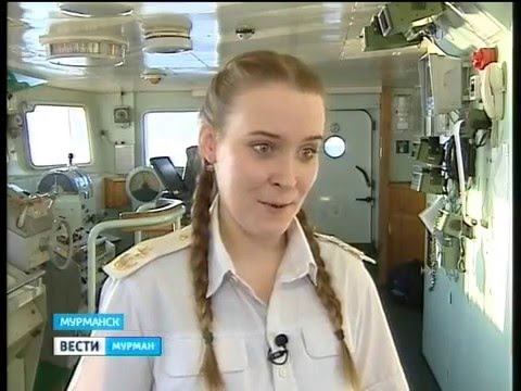 Будущий капитан, курсант, девушка  Ирина Богатова проходит практику на спасательном буксире Микула