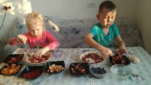 Пирог из замороженных ягод в духовке.