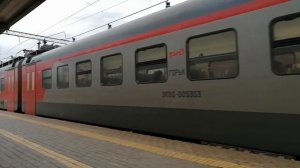 Электропоезд ЭП3Д-0053 отправляется со станции "Сортировочная" с первого пути.