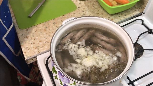 Бюджетный #суп с куриными #шейками и лапшой | Кухня мамы