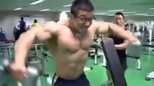 Тренировка средней дельты плеча гантелями стоя