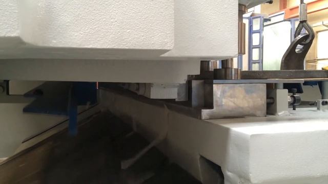 Рубка стали 30 мм на гильотине 3200 x 25mm Metal Master HCN смотреть онлайн