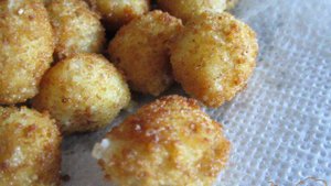 Салат с жаренной моцареллой и клубникой