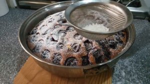 Посыпаем вишневый пирог сахарной пудрой)