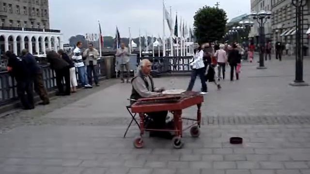 Уличный музыкант.