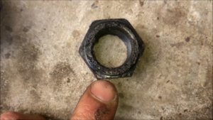 Гайки передней ступицы