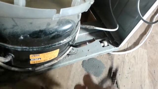 Не морозит холодильник Hotpoint Ariston.